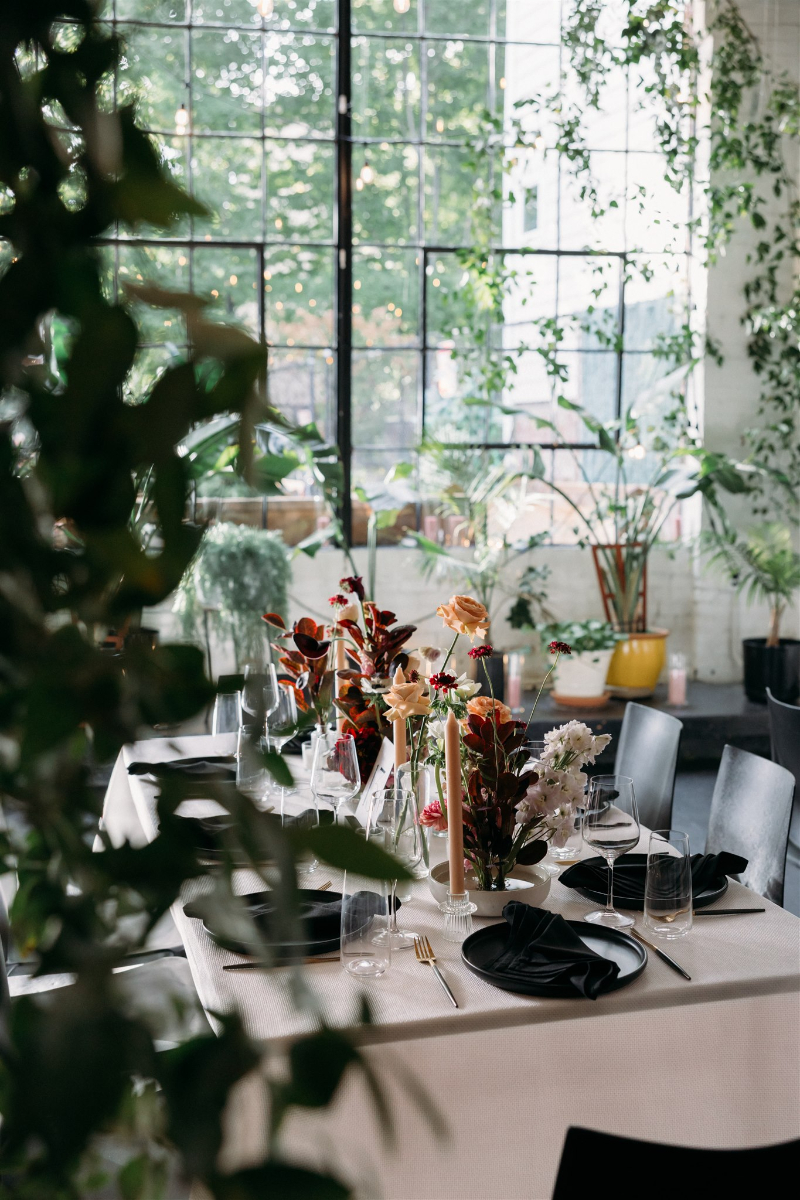 Modern tablescape with bold florals, black accents, and natural light reflecting 2026 wedding design trends.