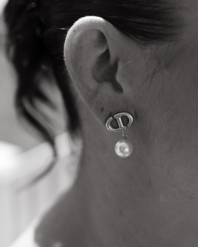 Close-up of bride’s pearl drop earrings and elegant bridal jewelry detail.