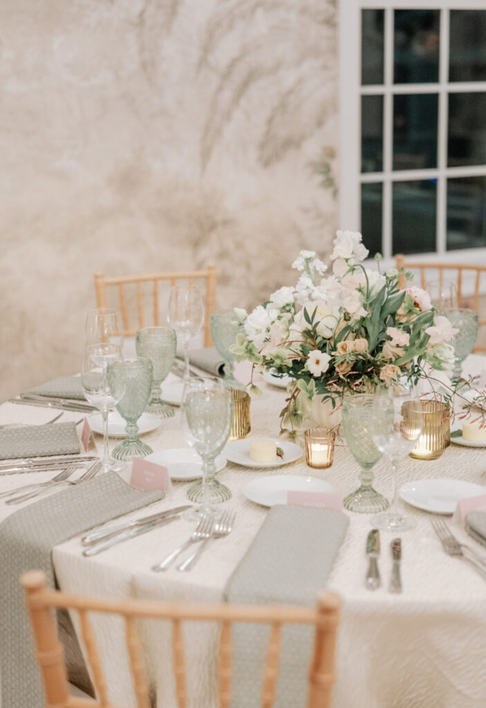 Tablescape moments that actually matter—soft textures, tonal florals, and a place setting that feels considered from every angle